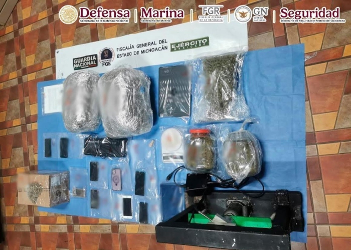 Elementos de la Secretaría de la Defensa Nacional y la Guardia Nacional detuvieron en Michoacán, en diferentes acciones, a cinco personas con armas y drogas.