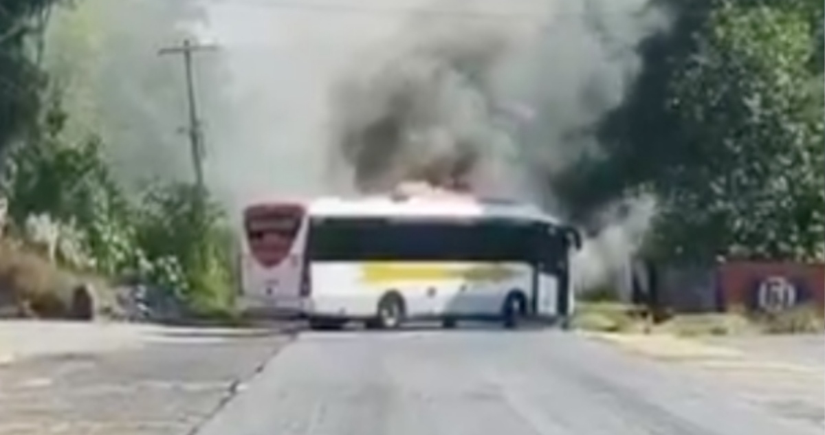 Operativo deja dos abatidos y provoca siete narcobloqueos en Michoacán