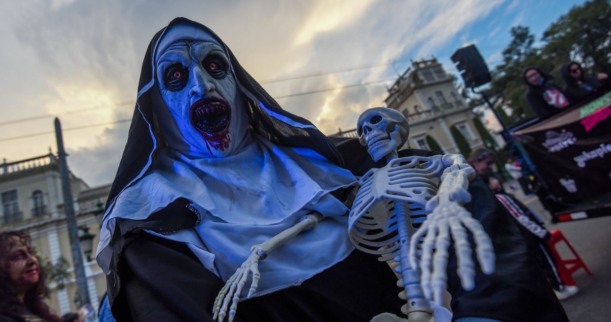 El miedo es una respuesta adaptativa esencial para sobrevivir, pero su intensidad varía según la genética, educación, y experiencias, explica un psicólogo.