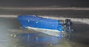 La Guardia Costera de EU confirmó que 4 migrantes murieron y 4 resultaron lesionados luego de que la lancha en la que viajaban volcó cerca de California.