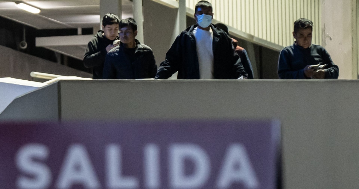 Más de 100 organizaciones de migrantes en Estados Unidos (EU) y México le pidieron al Gobierno de Claudia Sheinbaum reforzar la protección consular en ese país.