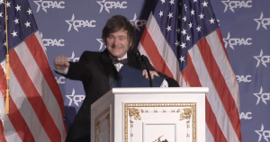 El Presidente de Argentina, Javier Milei, dio una muestra más de su fanatismo por Donald Trump, al imitar su característico baile al ritmo de "YMCA".