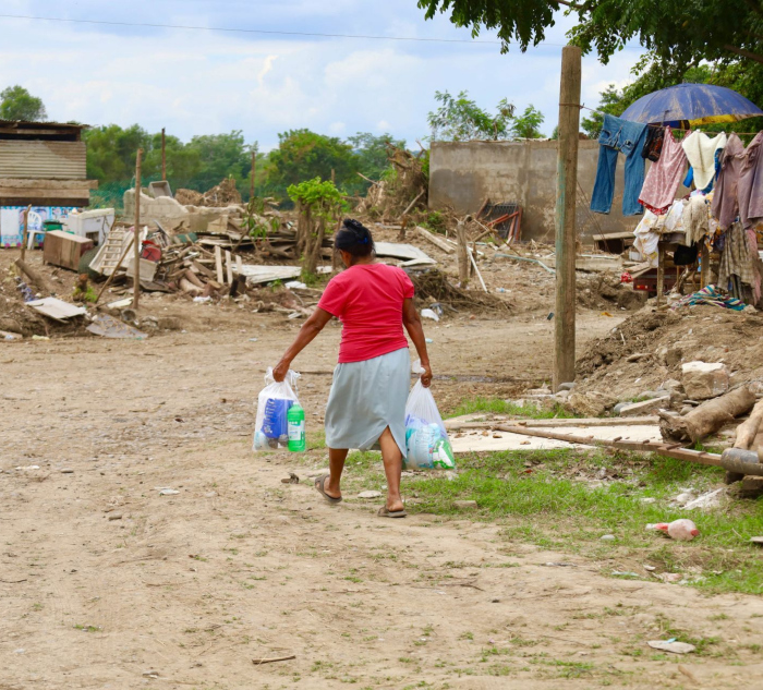 Mujer damnificada por las lluvias.