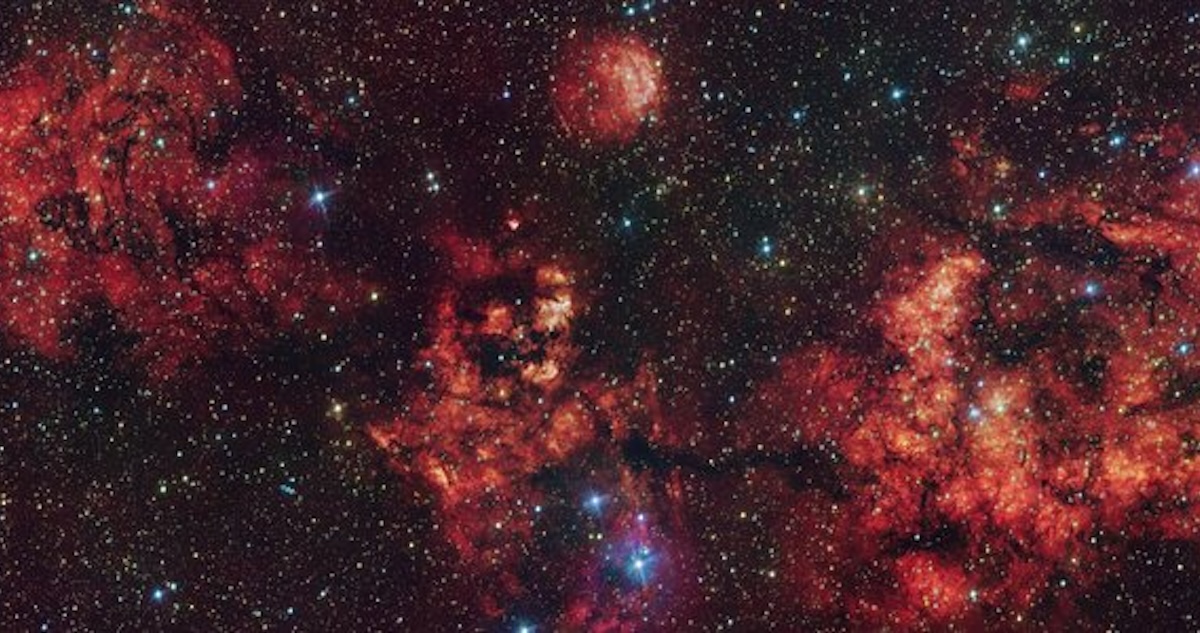 El Telescopio de Sondeo VLT del Observatorio Europeo Austral captó una gran nube de gas y polvo cósmico, cuya apariencia recuerda la silueta de un murciélago.