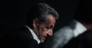 Un tribunal de Francia aceptó la petición para liberar de prisión al expresidente Nicolas Sarkozy cerca de tres semanas después de entrar a la cárcel.
