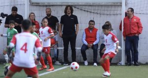 niños jugando futbol