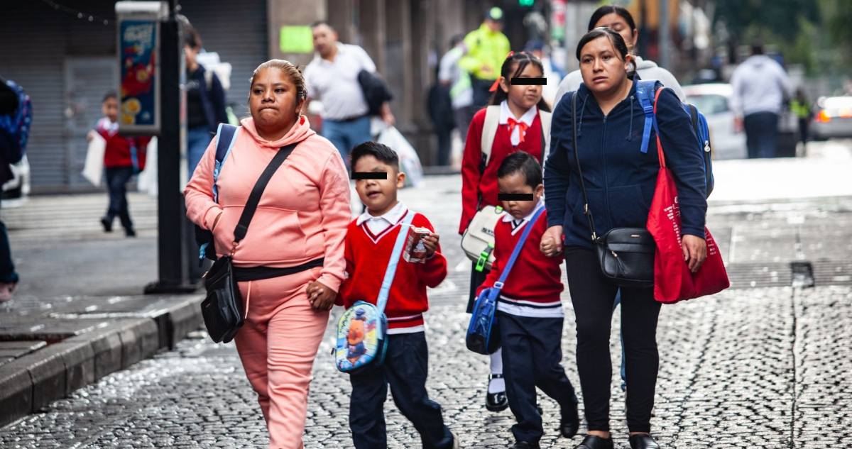 Niños van a la escuela