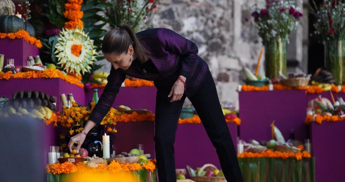 Claudia Sheinbaum mostró al pueblo de México la ofrenda de Día de Muertos que se colocó en Palacio Nacional.