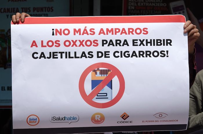 Integrantes del Poder del Consumidor realizaron una clausura simbólica en marzo de 2023 de un OXXO en exigencia del cumplimiento de la Ley General para el Control del Tabaco.