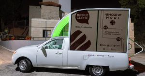 El papamóvil de Francisco se convierte en una clínica móvil para los niños en Gaza