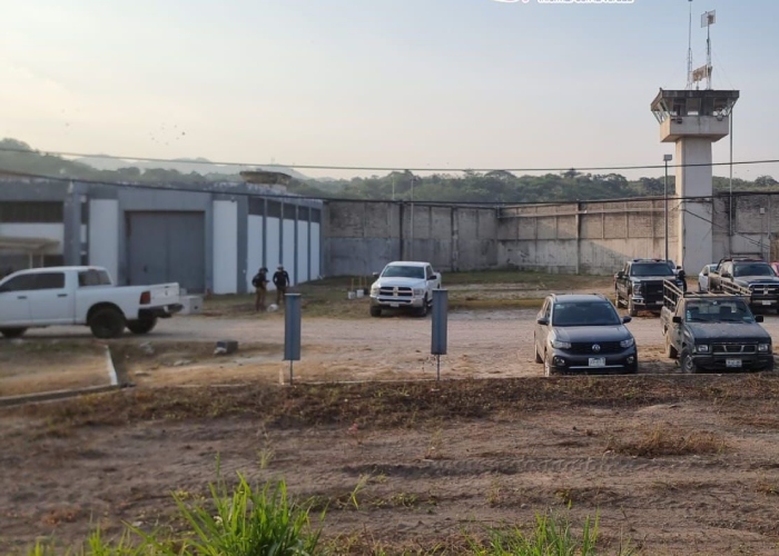 Dos internos perdieron la vida este viernes luego de que se produjera una explosión en el Centro Integral de Justicia Regional de Puerto Vallarta, Jalisco.