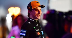 El piloto australiano Oscar Piastri (McLaren) se hizo con la pole del Gran Premio de Catar para la carrera del domingo con una gran última vuelta.