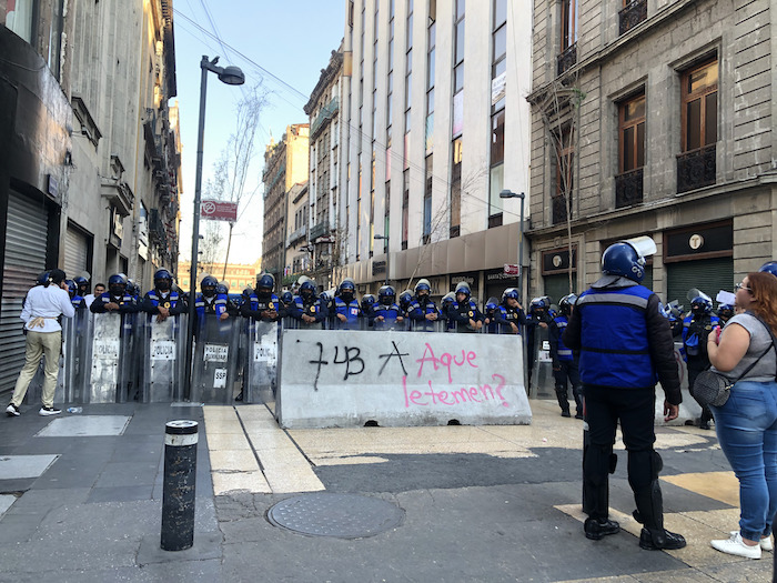 Policías bloquearon el paso de manifestantes por la Avenida Francisco I. Madero.