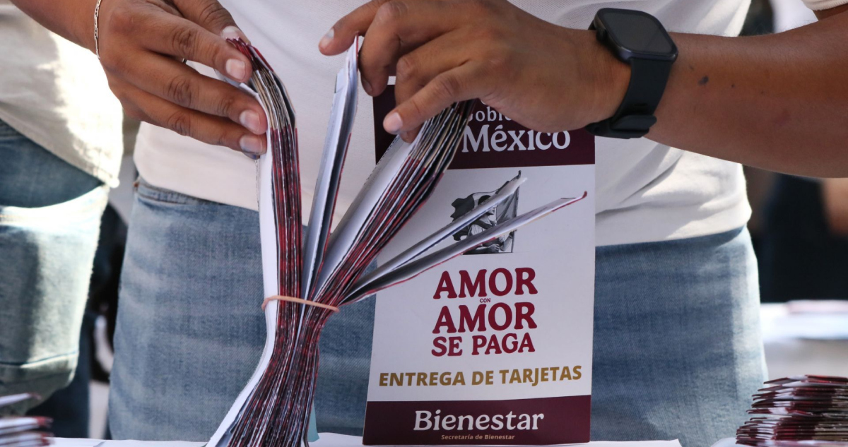 La Coordinación Nacional de Becas para el Bienestar Benito Juárez dio a conocer que pronto comenzarán las entregas de la Tarjeta del Bienestar.