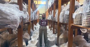 Promocionan sombreros que usaba Carlos Manzo