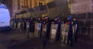 La CNTE intentó derribar las vallas colocadas en Palacio Nacional. Al ser cuestionada sobre el tema, Claudia Sheinbaum Pardo dijo no entender la protesta.