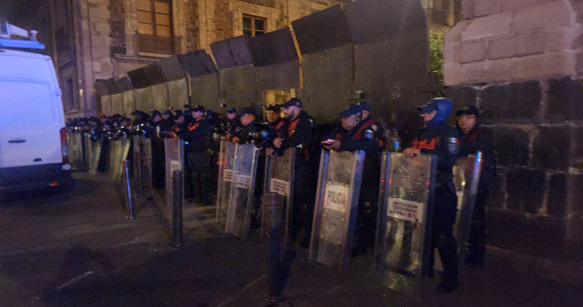 La CNTE intentó derribar las vallas colocadas en Palacio Nacional. Al ser cuestionada sobre el tema, Claudia Sheinbaum Pardo dijo no entender la protesta.
