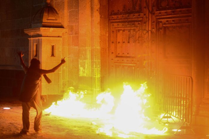 Después de la llegada al Zócalo el 8 de noviembre de 2014, un grupo de personas violentó las instalaciones del Palacio Nacional.