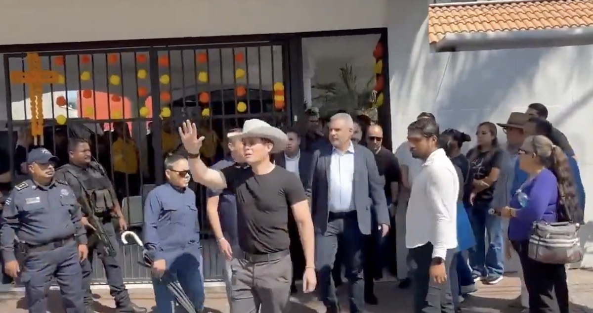 El Gobernador de Michoacán, Alfredo Ramírez Bedolla, fue corrido este domingo entre insultos y gritos del funeral del Alcalde de Uruapan, Carlos Manzo.