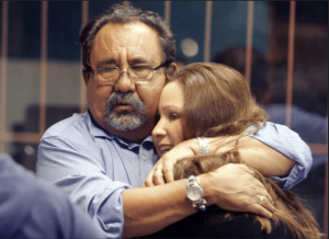 Adelita Grijalva (derecha) abraza a su padre, Raúl. Ahora, la chicana ganó el mismo escaño en Arizona.