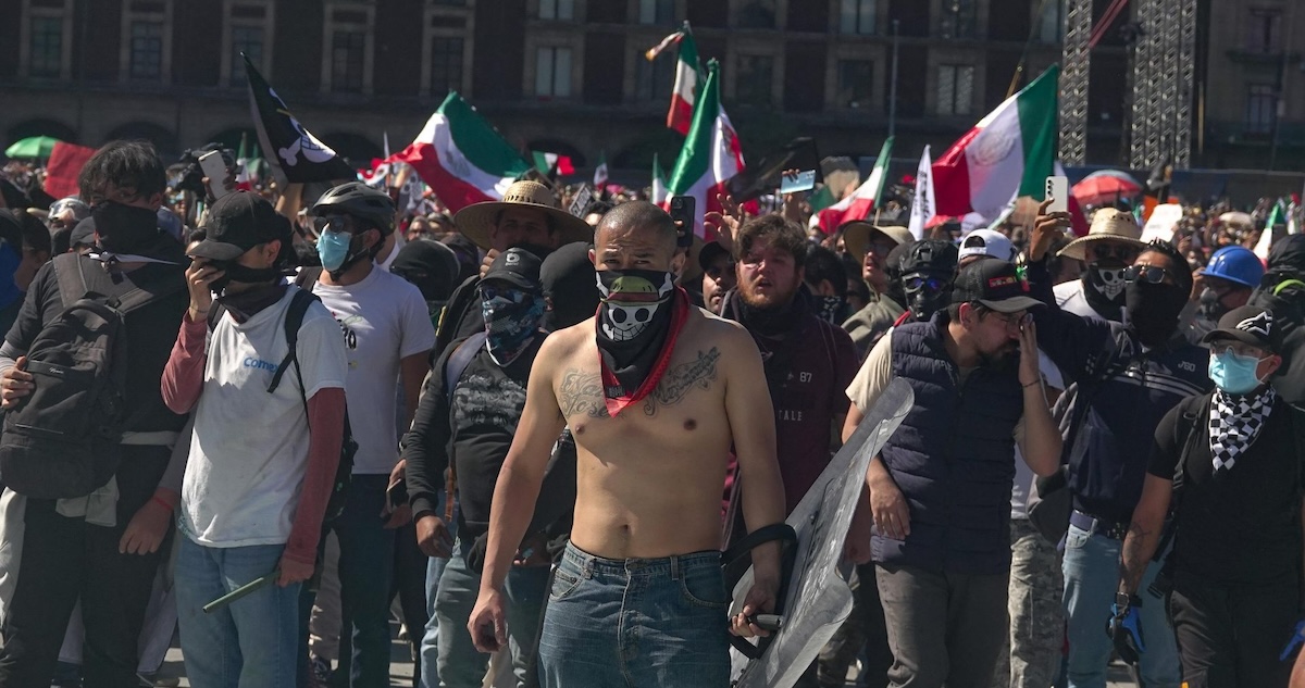 Periodistas y civiles denunciaron haber sido agredidos y asaltados por manifestantes que participaron en la marcha de la "Generación Z" en la CdMx y otros estados