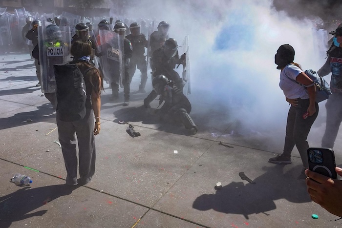 Journalists and civilians reported having been attacked and assaulted by protesters who participated in the march of the "Generation Z" in CdMx and other states