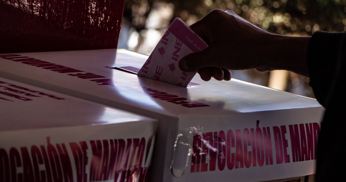 Los mexicanos residentes en el extranjero pueden emitir su voto en las elecciones presidenciales y en las consultas populares.