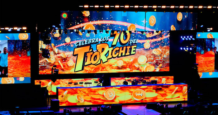 El "Tío Richie" festeja 70 años con elenco de TV Azteca. Llama a defender la libertad