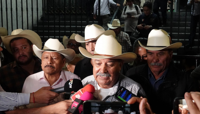 Representantes campesinos y transportistas salieron de la Secretaría de Gobernación sin un acuerdo en la mesa de negociación de los recientes bloqueos. Hicieron un llamado a continuar en la lucha y se dijeron seguros que volverán a buscarles.