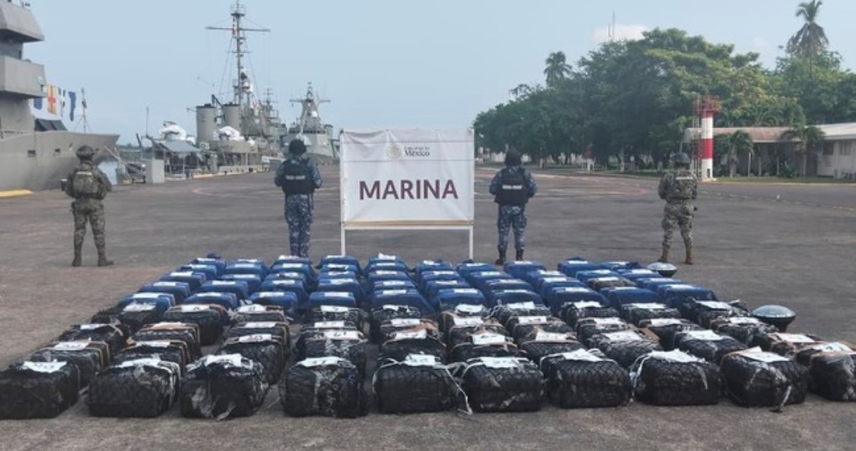 Las Fuerzas Armadas de México, encabezadas por la Secretaría de la Marina (Semar), aseguraron 2.5 toneladas de cocaína en las costas de Michoacán.