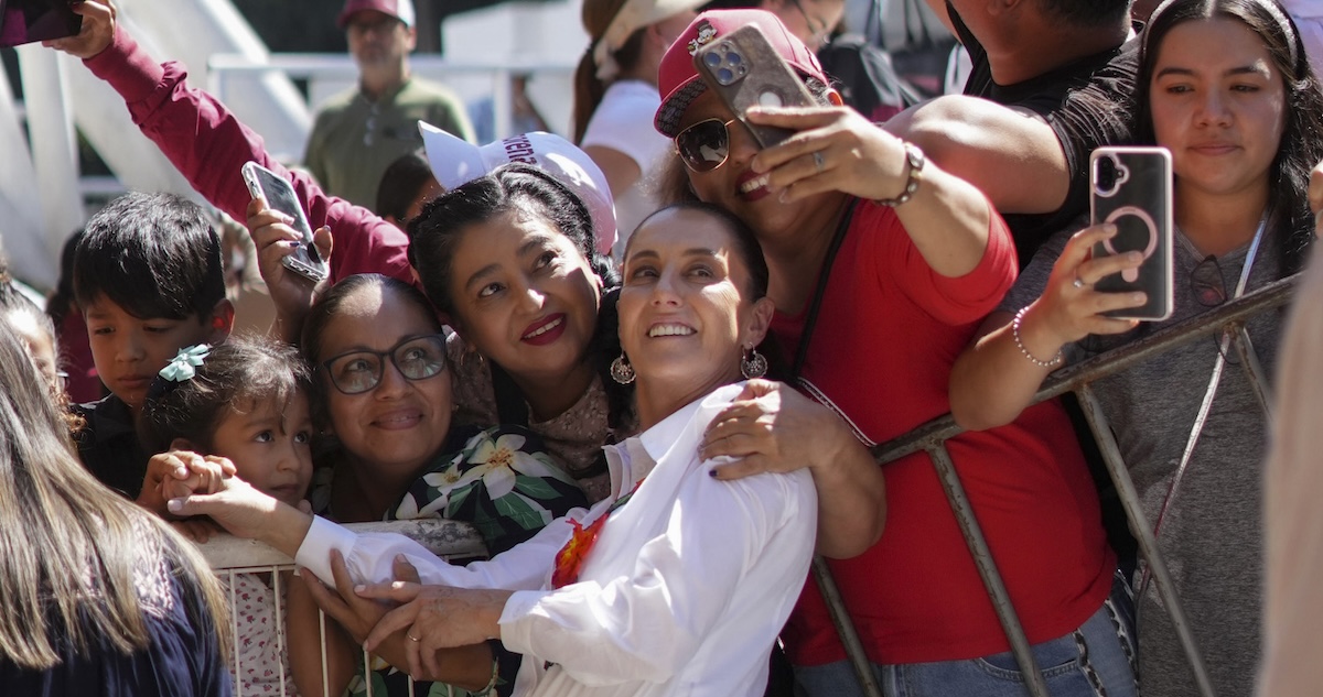 Sheinbaum destacó que su equipo de seguridad es de 10 personas, a diferencia de gobiernos anteriores cuando miles de soldados cuidaban al presidente.