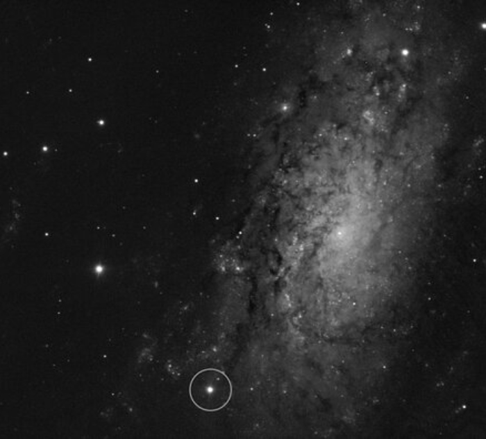 Observaciones realizadas con el Very Large Telescope del Observatorio Europeo Austral (VLT de ESO) han revelado la muerte explosiva de una estrella justo cuando la explosión atravesaba su superficie.