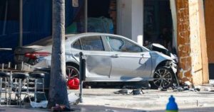 Un conductor identificado como Silas Simpson, embistió este sábado por la madrugada con su automóvil a un grupo de personas en un bar en Tampa, Florida.