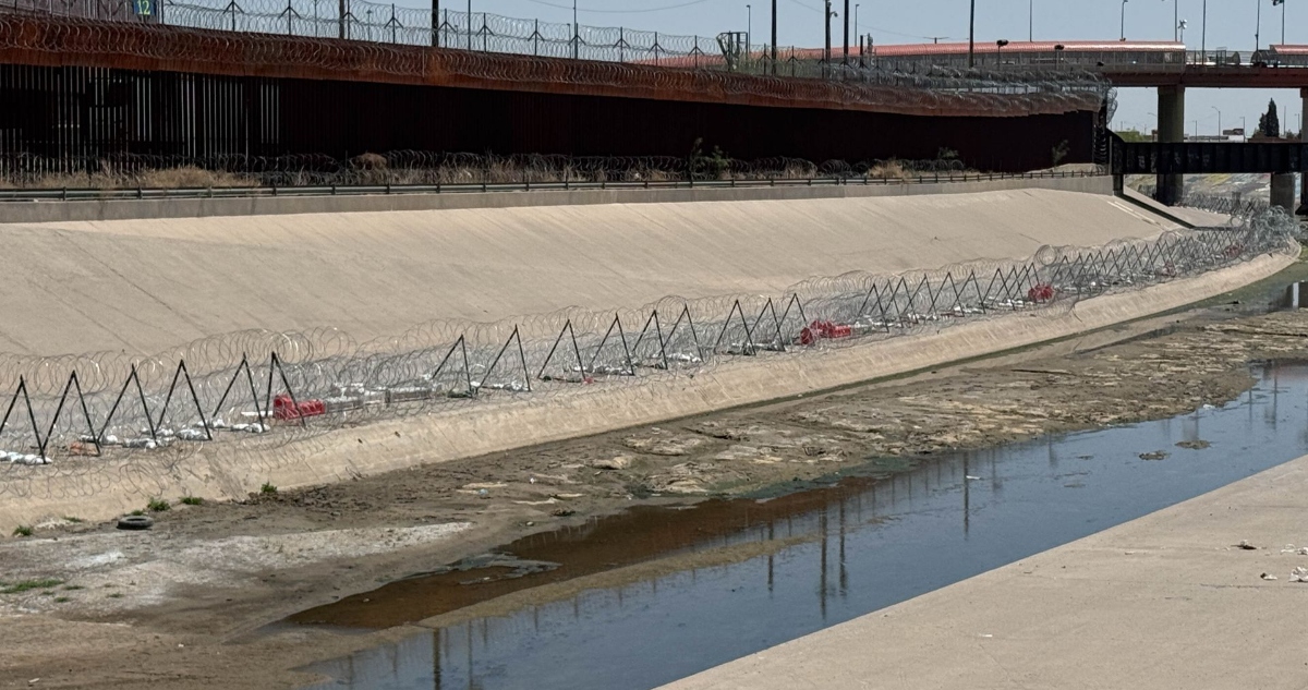 El Río Bravo luce seco en el tramo fronterizo entre Ciudad Juárez y El Paso, en medio de tensiones por el cumplimiento del Tratado de Aguas de 1944.