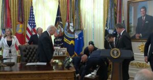 Gordon Findlay, director ejecutivo de la farmacéutica Novo Nordisk, se desmayó la tarde de este jueves en el despacho oval de la Casa Blanca en rueda de prensa.