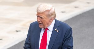 El Presidente Donald Trump llamó “estúpida” a una reportera que le preguntó por qué culpa a Biden del tiroteo en Washington, mientras crece la polémica por sus descalificaciones a periodistas. Foto:  Hu Yousong, Xinhua