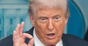 Donald Trump propuso este jueves la pena de muerte para los políticos demócratas que exhortaron a los miembros del ejército desacatar cualquier orden "ilegal".