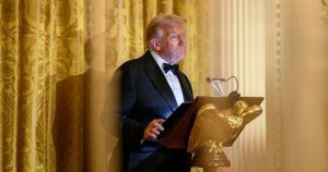 Trump insistió en que deberían ser enviados a la cárcel por sedición los demócratas que recomendaron a integrantes del ejército desobedecer órdenes "ilegales".