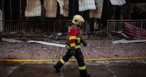 Al menos tres personas murieron y otras seis resultaron heridas como consecuencia de nuevos ataques rusos en la provincia de Donetsk, Ucrania.