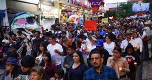Habitantes de Uruapan marcharon hacia el Centro Histórico de este municipio para exigir justicia por el asesinato Carlos Manzo y demandar fin a las extorsiones.