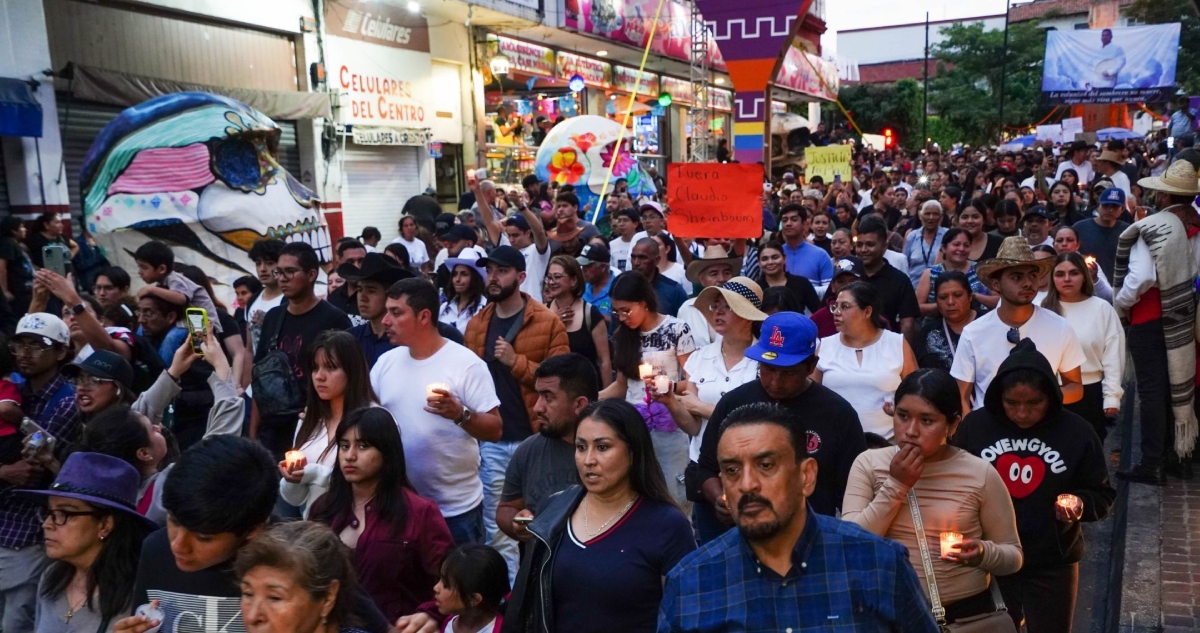 Habitantes de Uruapan marcharon hacia el Centro Histórico de este municipio para exigir justicia por el asesinato Carlos Manzo y demandar fin a las extorsiones.