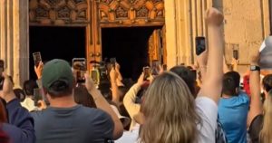 Encapuchados vandalizan el Palacio de Gobierno en Michoacán.