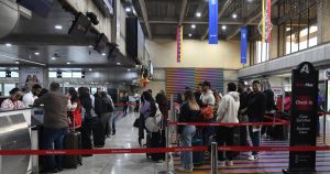 Venezuela revoca permisos a aerolíneas que suspendieron vuelos tras advertencia de EU