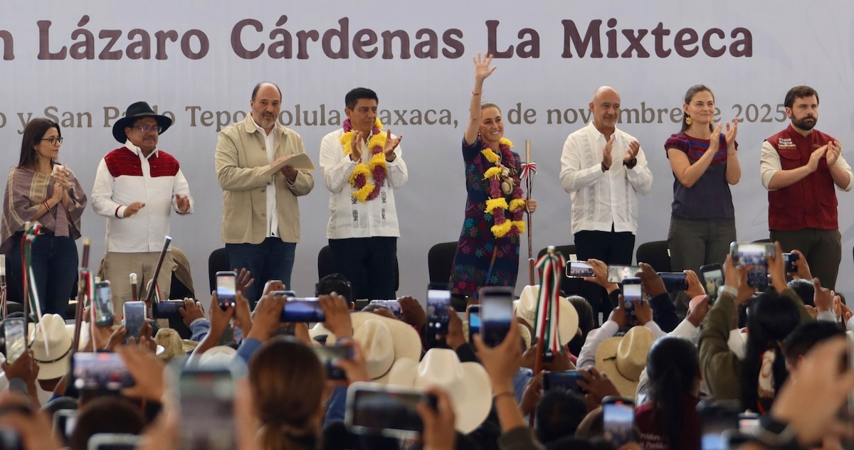 Integrantes de la Sección 22 de la CNTE irrumpieron en un evento encabezado por la Presidenta Claudia Sheinbaum Pardo en Oaxaca para protestar.