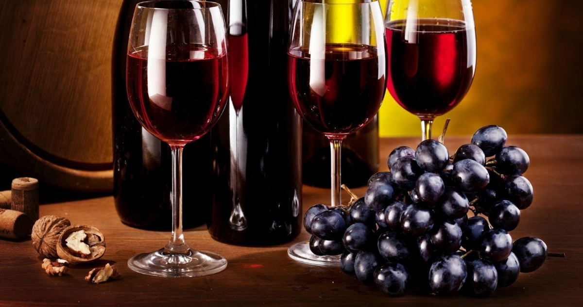 Investigaciones han comenzado a desmantelar el mito del vino como elixir de salud; incluso el consumo moderado de alcohol conlleva riesgos significativos.