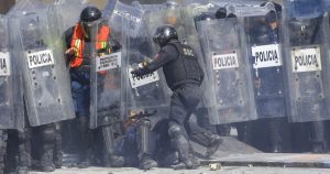 Presidencia y la Corte condenan violencia. Hay 40 policías en hospitales.