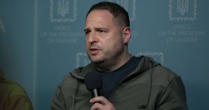 El Jefe de la oficina presidencial de Ucrania, Andri Yermak, mano derecha del Presidente del país, Volodimir Zelenski, presentó este viernes su dimisión.