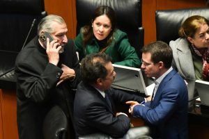 El Senador Adán Augusto López Hernández regaló miles de ejemplares del libro de AMLO a sus compañeros de bancada.