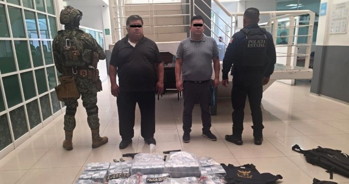 La Secretaría de Seguridad del Estado de México detuvo a dos custodios que viajaban en una camioneta blindada con 37 millones de pesos.