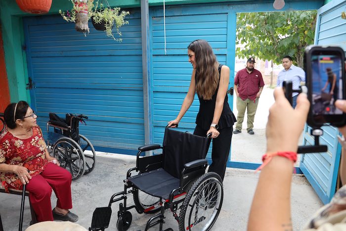 La Senadora Andrea Chávez Treviño presume cada fin de semana imágenes de sus viajes a Chihuahua para encabezar mítines, repartir volantes, regalar sillas de ruedas, lentes, despensas, materiales de construcción y vasos de café con su nombre, entre otros apoyos.